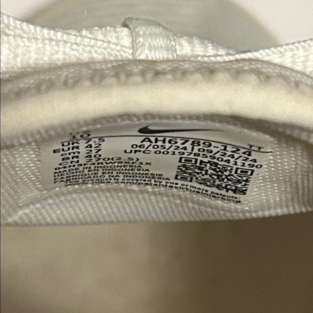Nike Air 27C White Sneaker. Size 10. Excellent preowned condition.